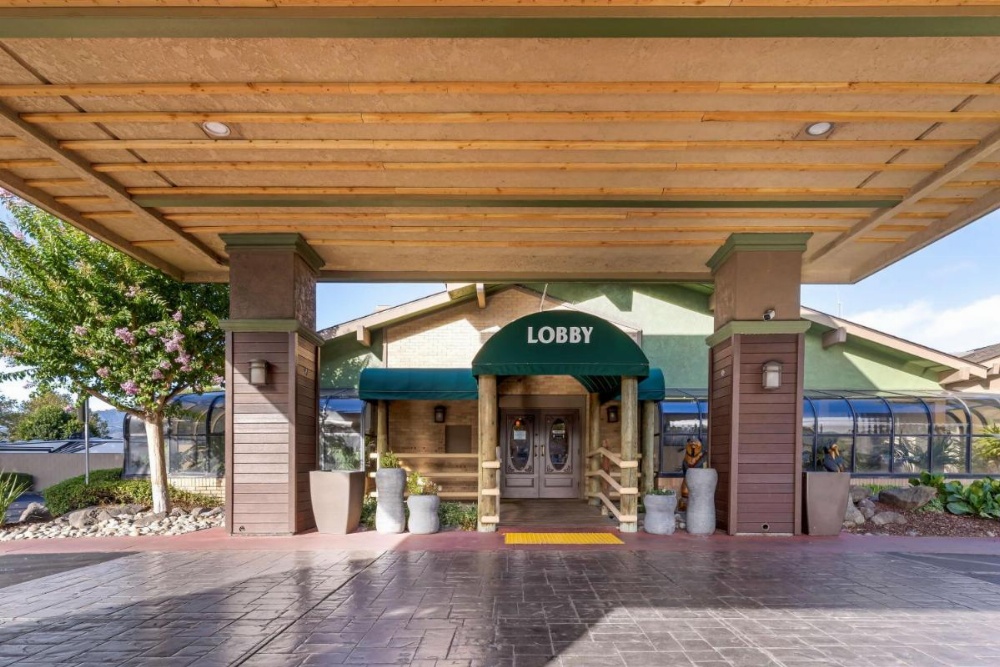 Best Western Plus Forest Park Inn Image 38